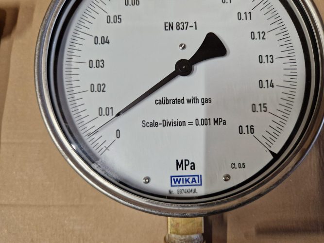 Przyrząd do wykonywania ciśnieniowych prób szczelności z manometrem WIKA w klasie 0.6 i o zakresie  pomiarowym od 0-0.16MPa